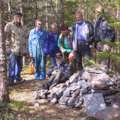 Skrädare vid högen av  blodstensmalm