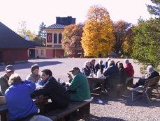 Matpaus på planen utanför gruvreceptionen